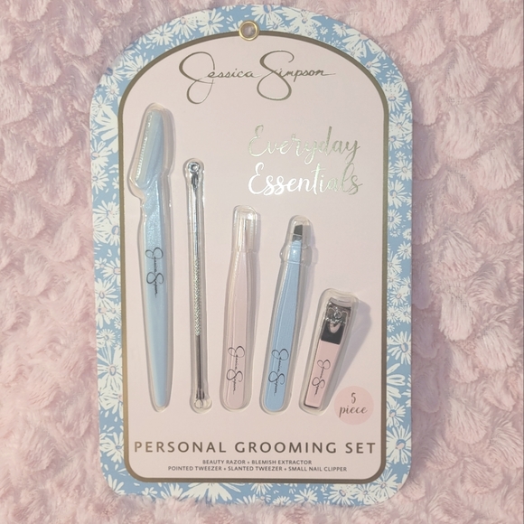 Jessica Simpson 5-Piece Personal Grooming Set. - Picture 2 of 8